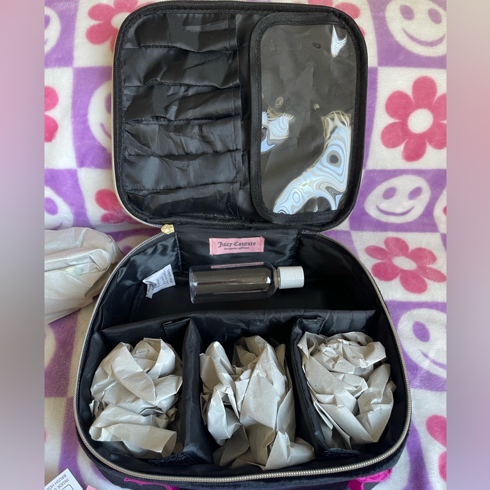 🌸 Juicy Couture Cosmetic Case 🌸 - Picture 3 of 4